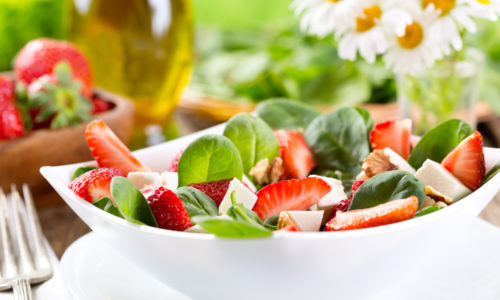 Jordbærsalat med sitrongress vinaigrette og blomster